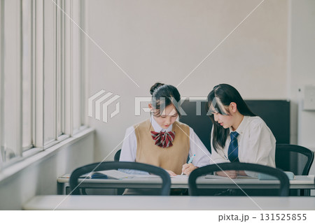 塾に通う女子学生 131525855