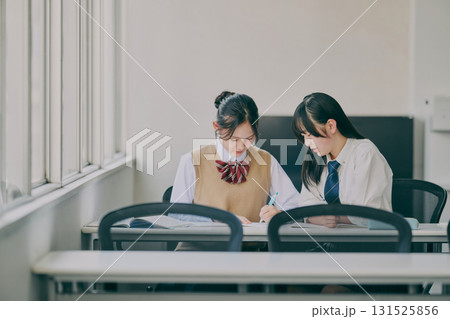 塾に通う女子学生 塾に通う女子学生 131525856
