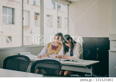 塾に通う女子学生 131525861