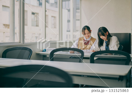 塾に通う女子学生 塾に通う女子学生 131525863