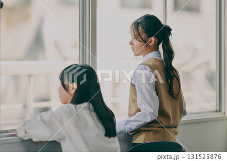 塾に通う女子学生 131525876