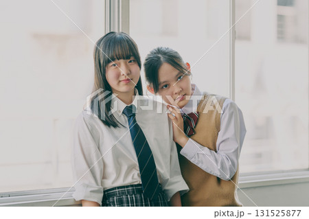 女子中学生 窓際でのポートレート 131525877