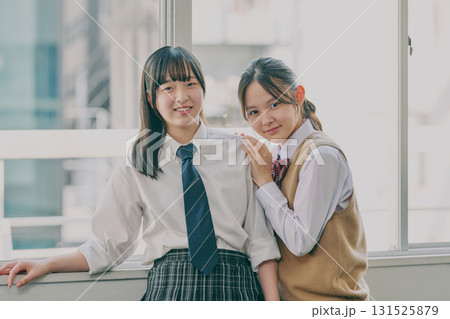 女子中学生 窓際でのポートレート 131525879