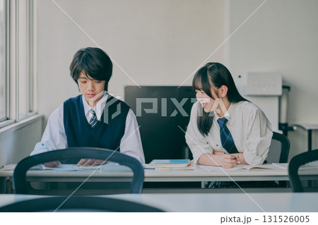 塾の教室で勉強する中学生たち 131526005