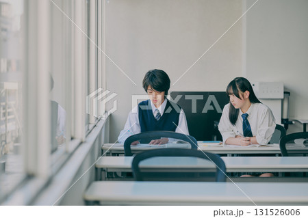 塾の教室で勉強する中学生たち 塾の教室で勉強する中学生たち 131526006