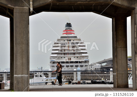 象の鼻スクエア遊歩道越しに見える大桟橋に停まる大型客船 象の鼻スクエア遊歩道越しに見える大桟橋に停まる大型客船 131526110
