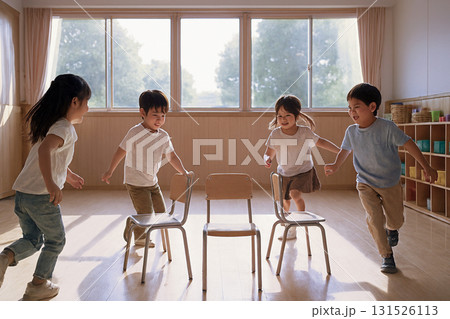椅子取りゲームをする子供たち 椅子取りゲームをする子供たち 131526113