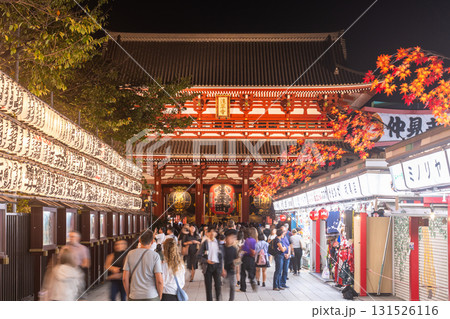 《東京都》夜の浅草・秋の装飾の仲見世商店街 131526116