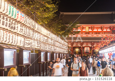 《東京都》夜の浅草・秋の装飾の仲見世商店街 131526118