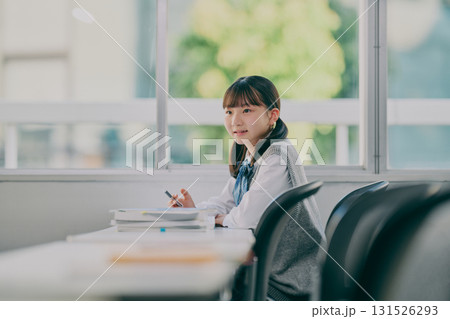 勉強する女子中学生 131526293