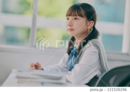 勉強する女子中学生 131526296