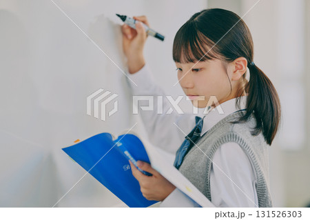 勉強する女子中学生 勉強する女子中学生 131526303