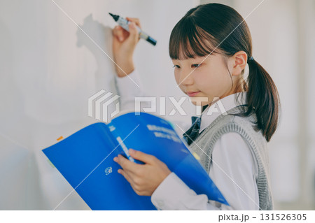 勉強する女子中学生 131526305