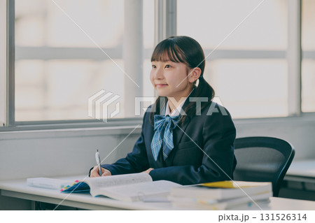 勉強する女子中学生 131526314