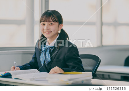 勉強する女子中学生 131526316