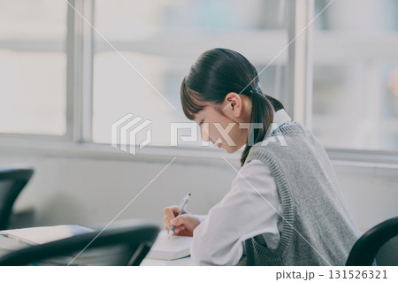 勉強する女子中学生 131526321