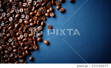 デニム生地の上のコーヒー豆、余白あり背景 131526577