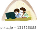テントでタブレット鑑賞してくつろぐ子どもたち 131526888