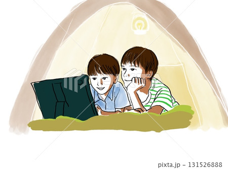 テントでタブレット鑑賞してくつろぐ子どもたち 131526888