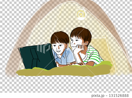 テントでタブレット鑑賞してくつろぐ子どもたち 131526888