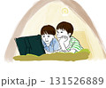 テントでタブレット鑑賞してくつろぐ子どもたち 131526889