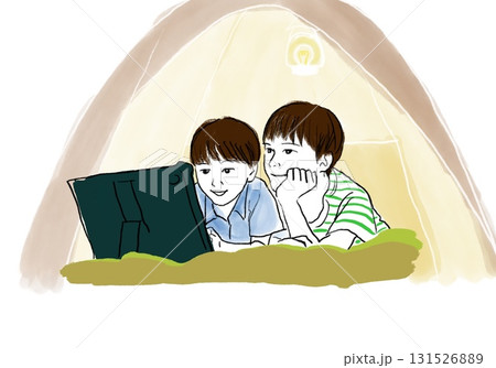 テントでタブレット鑑賞してくつろぐ子どもたち 131526889