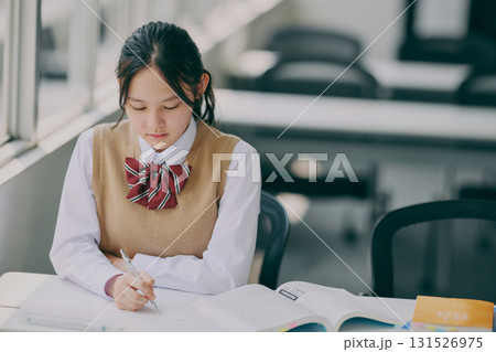 塾の教室で勉強する女子中学生 131526975