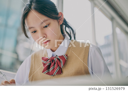 塾の教室で勉強する女子中学生 131526979