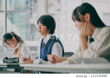 勉強する中学生 131526990