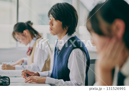 勉強する中学生 131526991