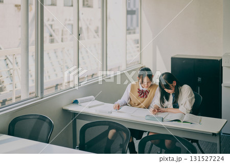 塾に通う女子学生 131527224