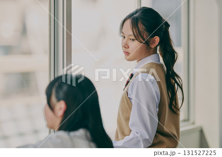 塾に通う女子学生 131527225