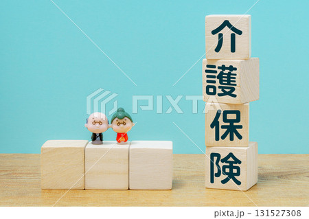 介護保険を示す積み木と高齢者フィギュア  131527308