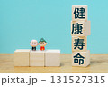 健康寿命を意識した高齢者と積み木のイメージ 131527315