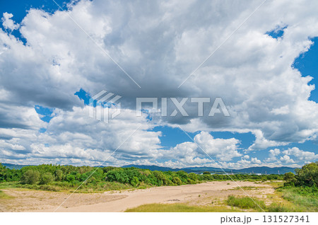 干上がった川底を見せる木津川　上津屋橋上流側　京都府八幡市 131527341