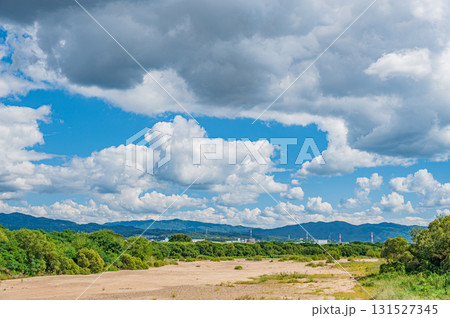 干上がった川底を見せる木津川 上津屋橋上流側 京都府八幡市 干上がった川底を見せる木津川 上津屋橋上流側 京都府八幡市 131527345