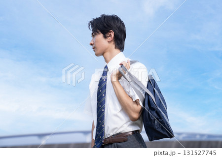 青空をバックに佇む高校生 131527745