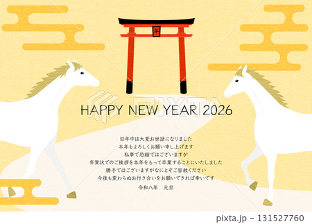 年賀状じまい、2026年午年年賀状、初詣で神社の鳥居に向かう馬、年賀はがき素材 131527760