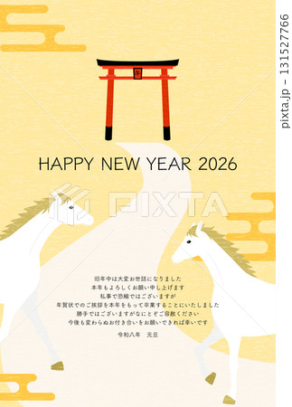 年賀状じまい、2026年午年年賀状、初詣で神社の鳥居に向かう馬、年賀はがき素材 131527766