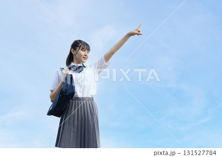 青空に向かって指さす高校生 131527784