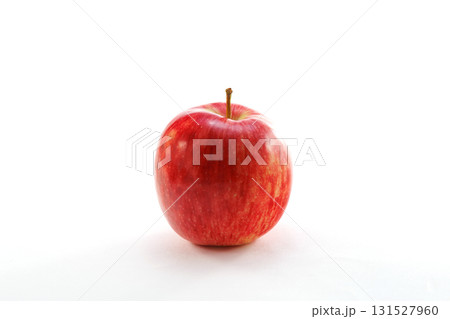 真っ赤な新鮮なりんご 131527960