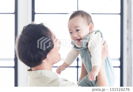 赤ちゃんとお父さん 131528276