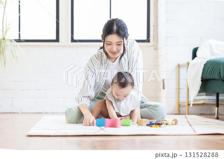 赤ちゃんと母親 赤ちゃんと母親 131528288