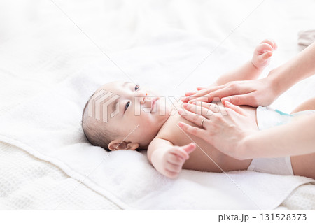 ベビーマッサージ 131528373