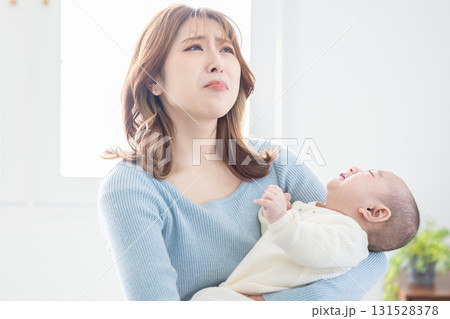 赤ちゃんを抱っこするママ 131528378