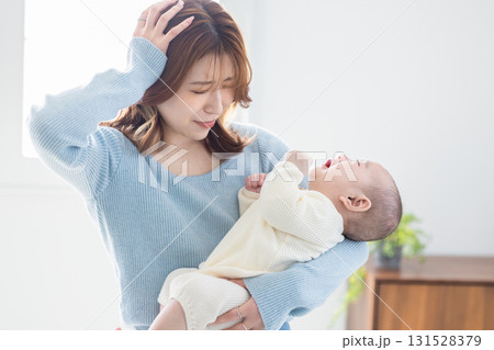 赤ちゃんを抱っこするママ 赤ちゃんを抱っこするママ 131528379