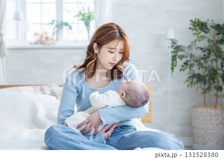 赤ちゃんを抱っこするママ 赤ちゃんを抱っこするママ 131528380