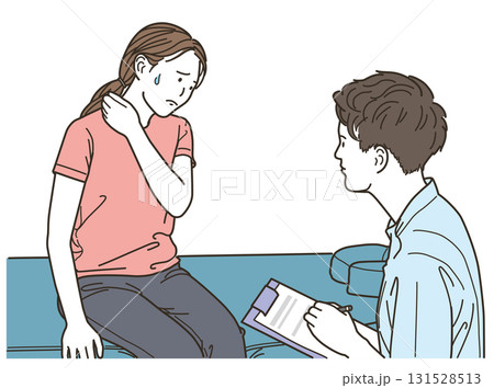 肩や首の痛みを医療従事者に相談する女性 肩や首の痛みを医療従事者に相談する女性 131528513