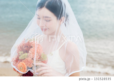 ウェディングベールをかぶる女性 131528535