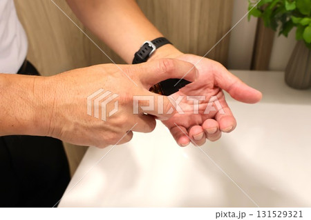 メンズコスメで肌ケアする男性イメージ2 131529321